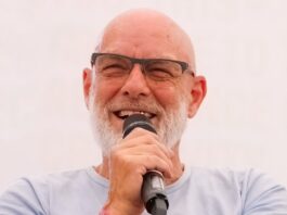 La richiesta di Brian Eno e un gruppo di milionari al nuovo Premier UK, Andy Burnham: “Aumentate le tasse per i più ricchi” Brian Eno, la richiesta per il nuovo premier Burnham