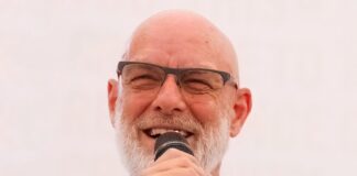 La richiesta di Brian Eno e un gruppo di milionari al nuovo Premier UK, Andy Burnham: “Aumentate le tasse per i più ricchi” Brian Eno, la richiesta per il nuovo premier Burnham