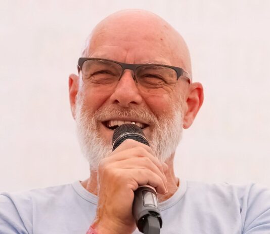 La richiesta di Brian Eno e un gruppo di milionari al nuovo Premier UK, Andy Burnham: “Aumentate le tasse per i più ricchi” Brian Eno, la richiesta per il nuovo premier Burnham