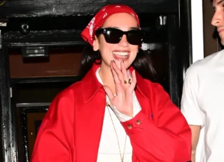 Anche quest’anno la bandana è l’accessorio giusto (e lo dice Dua Lipa)