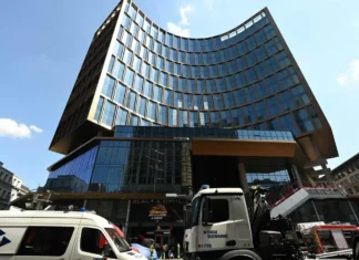 Incendio nel cuore di Bruxelles, fiamme nella torre Oxy: almeno 6 morti, vittime trovate in un ascensore