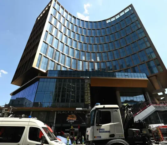 Incendio nel cuore di Bruxelles, fiamme nella torre Oxy: almeno 6 morti, vittime trovate in un ascensore