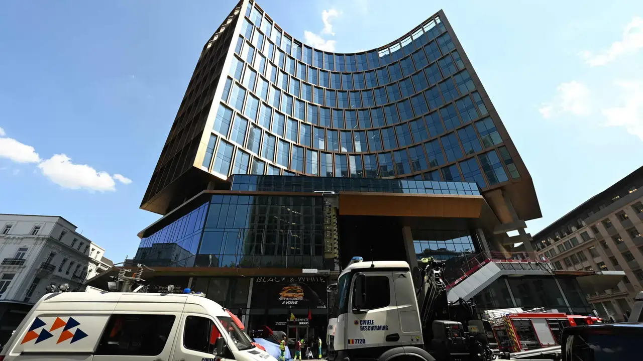 incendio nel cuore di bruxelles fiamme nella torre oxy almeno 6 morti vittime trovate in un ascensore da Metropolitanmagazine.it incendio nel cuore di bruxelles fiamme nella torre oxy almeno 6 morti vittime trovate in un ascensore