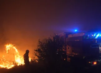 Il sud della Francia è funestato da grandi incendi boschivi: oltre diecimila persone sono state evacuate