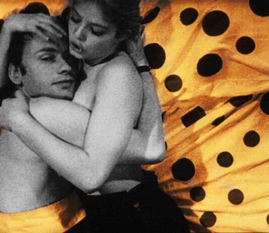 Venezia 83: ‘Col cuore in gola’ di Tinto Brass sarà il film d’apertura. Guida completa al thriller londinese