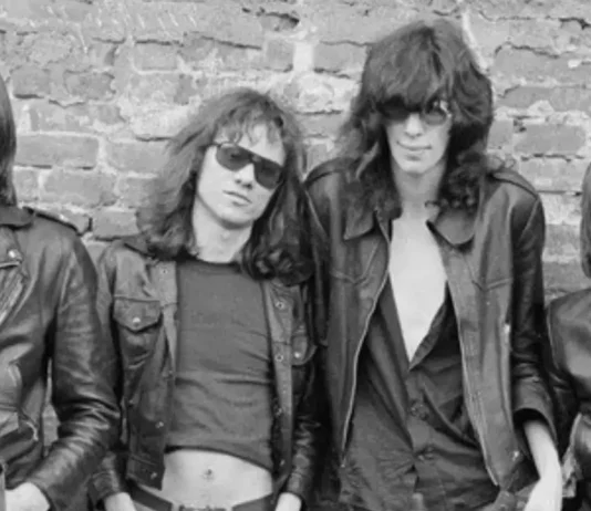 Billie Joe Armstrong, Travis Barker e molti altri si esibiranno per celebrare il 50° anniversario del debutto dei Ramones