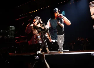 Rihanna ha duettato con Jay-Z sul palco dello Yankee Stadium di New York: «È passato un po’ di tempo. Siete con me?»