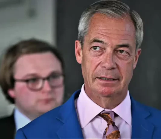 Nigel Farage si dimetterà da parlamentare, ma si ricandiderà per il posto lasciato vacante da lui stesso