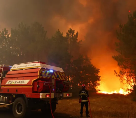 Migliaia di persone sono in fuga dagli incendi in Francia e Spagna, mentre le temperature hanno raggiunto livelli estremi nell’Europa meridionale