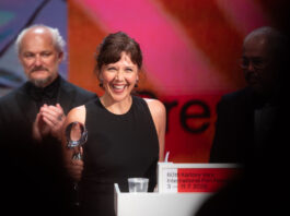 Maggie Gyllenhaal: da madrina di Venezia 83 alla vittoria del President’s Award a Karlovy Vary. “Combattere gli stereotipi sulle donne è il mio obiettivo”