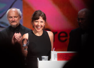 Maggie Gyllenhaal: da madrina di Venezia 83 alla vittoria del President’s Award a Karlovy Vary. “Combattere gli stereotipi sulle donne è il mio obiettivo”