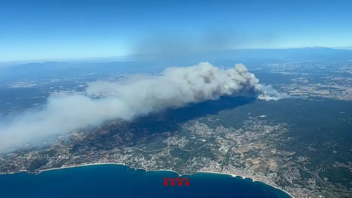 maxi incendio fuori controllo in costa brava in catalogna devastati 750 ettari e 12 mila persone bloccate in casa da Metropolitanmagazine.it maxi incendio fuori controllo in costa brava in catalogna devastati 750 ettari e 12 mila persone bloccate in casa