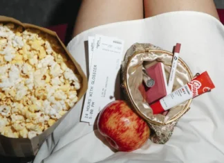 Glossier ha appena trasformato New York in un lip balm (e sì, lo vogliamo anche solo per il packaging)