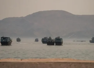 Trump promette di bombardare ponti e centrali elettriche ogni volta che l’Iran attacca una nave nello Stretto di Hormuz