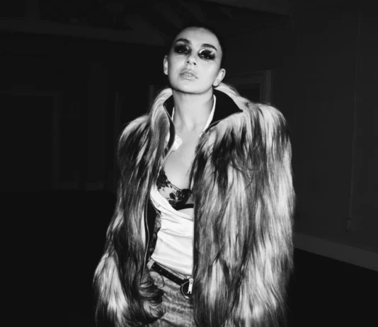 Charli XCX svela la tracklist di “Music, Fashion, Film”: c’è anche una collaborazione con David Cronenberg