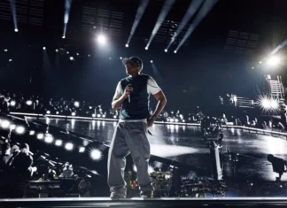 Il terzo concerto di Jay Z a New York è iniziato con quattro ore di ritardo per un’irruzione abusiva dei fan allo Yankee Stadium Il terzo concerto di Jay Z a New York è iniziato con quattro ore di ritardo per un'irruzione abusiva dei fan allo Yankee Stadium