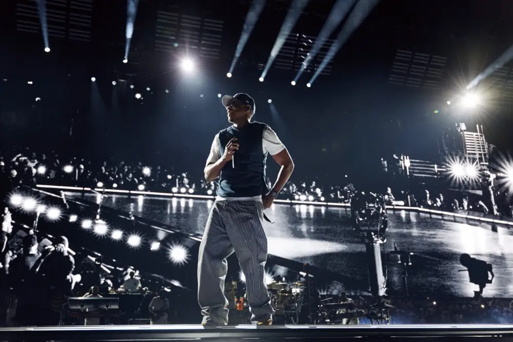 il terzo concerto di jay z a new york 232 iniziato con quattro ore di ritardo per un8217irruzione abusiva dei fan allo yankee stadium da Metropolitanmagazine.it il terzo concerto di jay z a new york 232 iniziato con quattro ore di ritardo per un8217irruzione abusiva dei fan allo yankee stadium