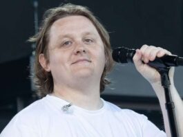 Lewis Capaldi ha offerto da bere ai tifosi dell’Inghilterra dopo la vittoria contro il Messico Lewis Capaldi ha offerto da bere ai tifosi dell'Inghilterra dopo la vittoria contro il MessicoLewis Capaldi ha offerto da bere ai tifosi dell'Inghilterra dopo la vittoria contro il Messico