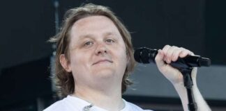 Lewis Capaldi ha offerto da bere ai tifosi dell’Inghilterra dopo la vittoria contro il Messico Lewis Capaldi ha offerto da bere ai tifosi dell'Inghilterra dopo la vittoria contro il MessicoLewis Capaldi ha offerto da bere ai tifosi dell'Inghilterra dopo la vittoria contro il Messico