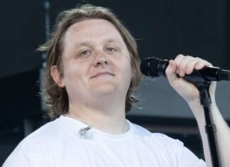 Lewis Capaldi ha offerto da bere ai tifosi dell’Inghilterra dopo la vittoria contro il Messico Lewis Capaldi ha offerto da bere ai tifosi dell'Inghilterra dopo la vittoria contro il MessicoLewis Capaldi ha offerto da bere ai tifosi dell'Inghilterra dopo la vittoria contro il Messico