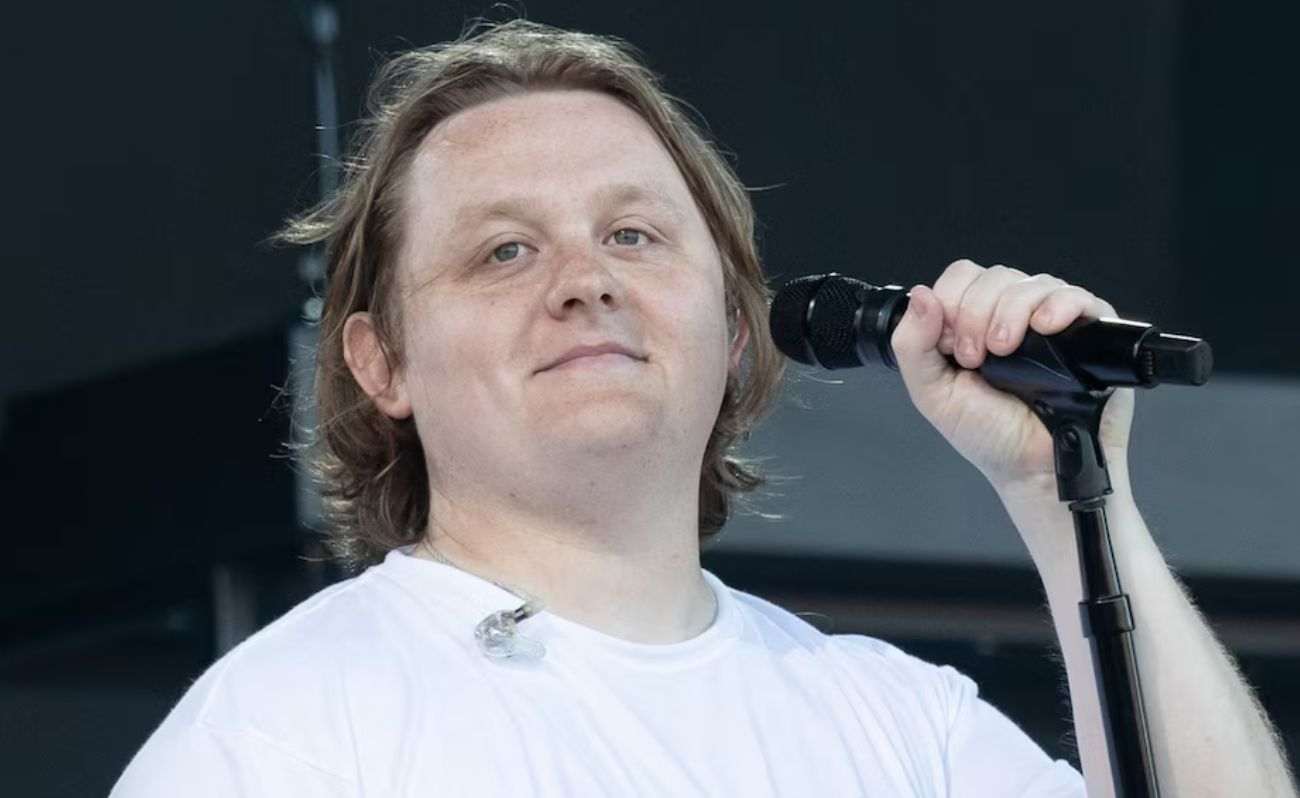 lewis capaldi ha offerto da bere ai tifosi dell8217inghilterra dopo la vittoria contro il messico da Metropolitanmagazine.it lewis capaldi ha offerto da bere ai tifosi dell8217inghilterra dopo la vittoria contro il messico