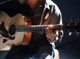 La musica come inno perfetto dei flirt estivi: 5 canzoni per gli amori estivi
