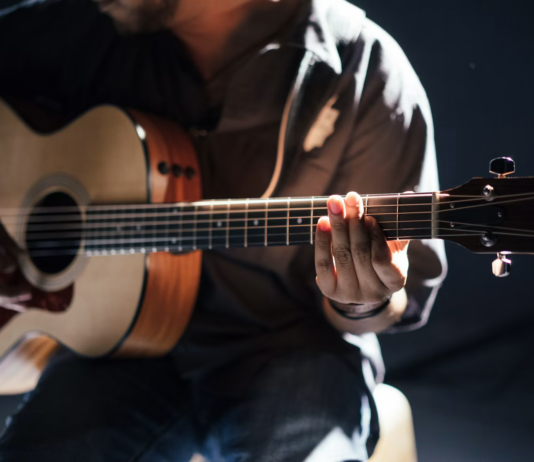 La musica come inno perfetto dei flirt estivi: 5 canzoni per gli amori estivi