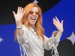 Noemi è caduta dal palco durante un concerto in Abruzzo: quattro settimane di stop per la cantante Noemi è caduta dal palco al termine del concerto di ieri sera in Abruzzo