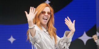 Noemi è caduta dal palco durante un concerto in Abruzzo: quattro settimane di stop per la cantante Noemi è caduta dal palco al termine del concerto di ieri sera in Abruzzo