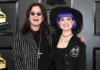 Kelly Osbourne ricorda il padre Ozzy a un anno dalla morte: “Un dolore infinito” Kelly Osbourne il ricordo di Ozzy