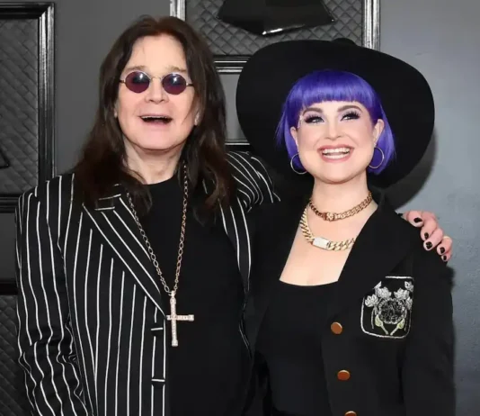Kelly Osbourne ricorda il padre Ozzy a un anno dalla morte: “Un dolore infinito” Kelly Osbourne il ricordo di Ozzy
