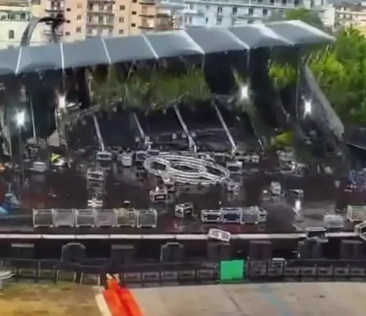 È crollato a causa del vento il palco dell’ex Base Nato di Bagnoli, che ospiterà l’Alien Sound Festival