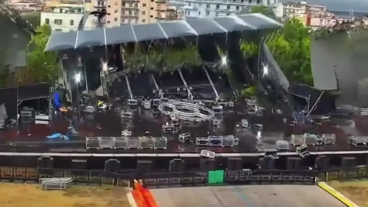 200 crollato a causa del vento il palco dell8217ex base nato di bagnoli che ospiter224 l8217alien sound festival da Metropolitanmagazine.it 200 crollato a causa del vento il palco dell8217ex base nato di bagnoli che ospiter224 l8217alien sound festival