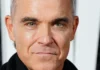 Robbie Williams si è esibito per le strade di Siviglia con un artista di strada Robbie Williams