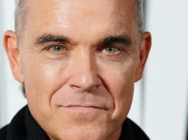 Robbie Williams si è esibito per le strade di Siviglia con un artista di strada Robbie Williams