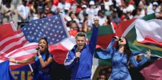 Robbie Williams ha risposto alla accuse sulla presenza di cocaina sul viso alla finale della Coppa Del Mondo Robbie Williams ha risposto alla accuse sulla presenza di cocaina sul viso alla finale della Coppa Del Mondo