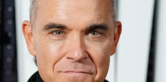 Robbie Williams si è esibito per le strade di Siviglia con un artista di strada Robbie Williams