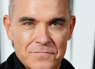 Robbie Williams si è esibito per le strade di Siviglia con un artista di strada Robbie Williams