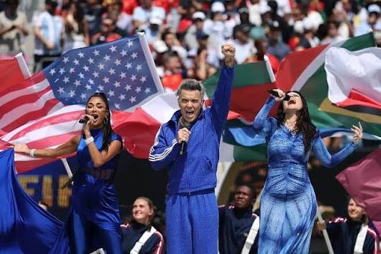 Robbie Williams ha risposto alla accuse sulla presenza di cocaina sul viso alla finale della Coppa Del Mondo Robbie Williams ha risposto alla accuse sulla presenza di cocaina sul viso alla finale della Coppa Del Mondo