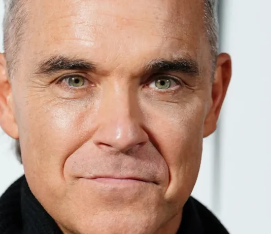 Robbie Williams si è esibito per le strade di Siviglia con un artista di strada Robbie Williams