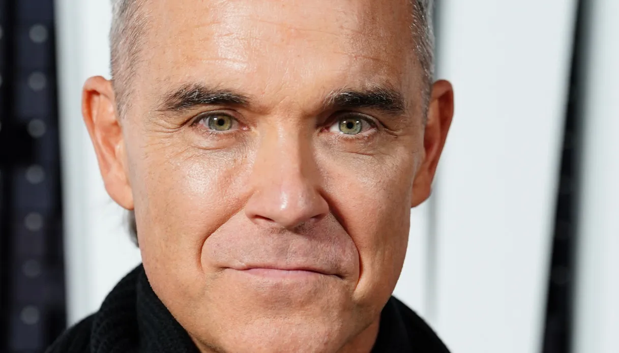 robbie williams si 232 esibito per le strade di siviglia con un artista di strada da Metropolitanmagazine.it robbie williams si 232 esibito per le strade di siviglia con un artista di strada