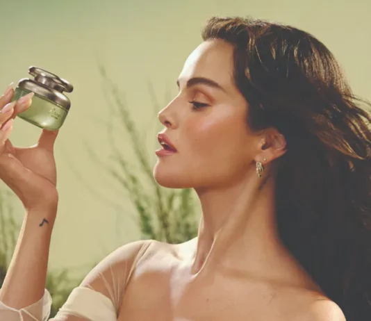 Rare Beauty lancia Rare Beginnings: il nuovo profumo di Selena Gomez sa di fresh start, pera e marshmallow