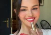 Selena Gomez ha appena lanciato il prodotto labbra che rischia di diventare l’ossessione dell’estate: il nuovo Rare Beauty Soft Pinch Lip Oil Stick