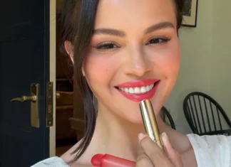 Selena Gomez ha appena lanciato il prodotto labbra che rischia di diventare l’ossessione dell’estate: il nuovo Rare Beauty Soft Pinch Lip Oil Stick