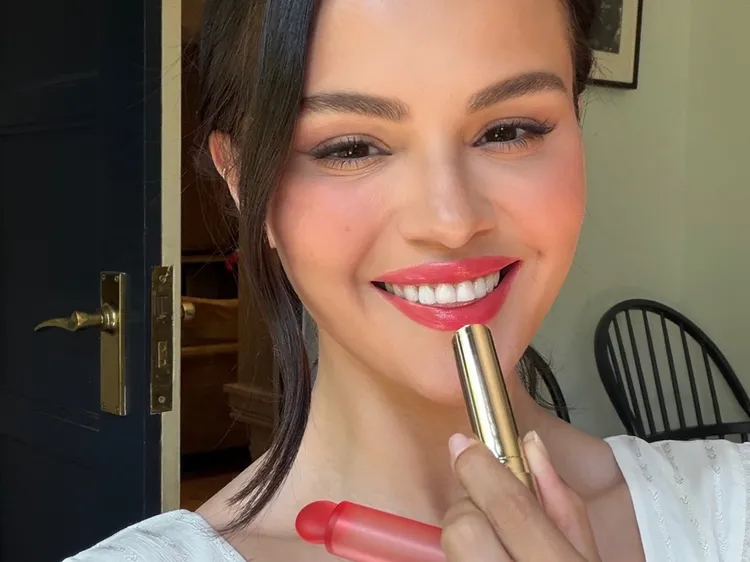 selena gomez ha appena lanciato il prodotto labbra che rischia di diventare l8217ossessione dell8217estate il nuovo rare beauty soft pinch lip oil stick da Metropolitanmagazine.it selena gomez ha appena lanciato il prodotto labbra che rischia di diventare l8217ossessione dell8217estate il nuovo rare beauty soft pinch lip oil stick
