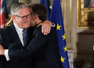 Keir Starmer è stato insignito della Légion d’Honneur francese: è il primo premier britannico a ricevere l’onoreficenza