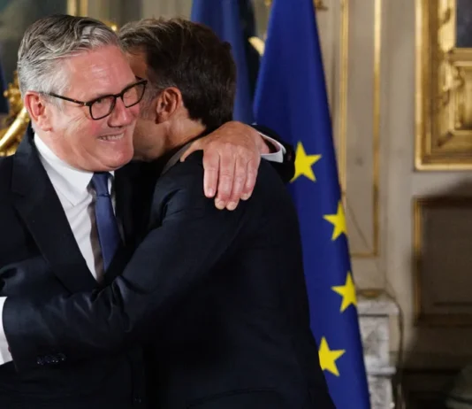 Keir Starmer è stato insignito della Légion d’Honneur francese: è il primo premier britannico a ricevere l’onoreficenza
