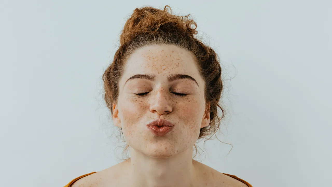 gli stick labbra con spf sono la svolta per le pale girls e non solo da Metropolitanmagazine.it gli stick labbra con spf sono la svolta per le pale girls e non solo