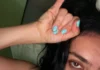 Le unghie teal sono il colore cool dell’estate 2026, parola di Charli XCX