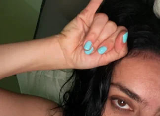 Le unghie teal sono il colore cool dell’estate 2026, parola di Charli XCX